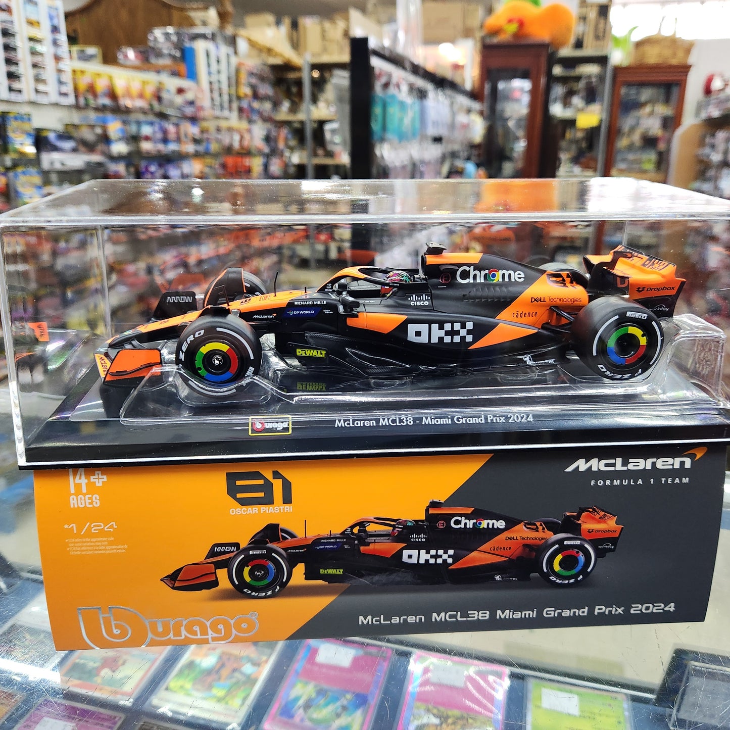 Bburago - 2024 McLaren F1 MCL38 in Showcase (Miami GP) - #81 Oscar Piastri - 1:24 Scale