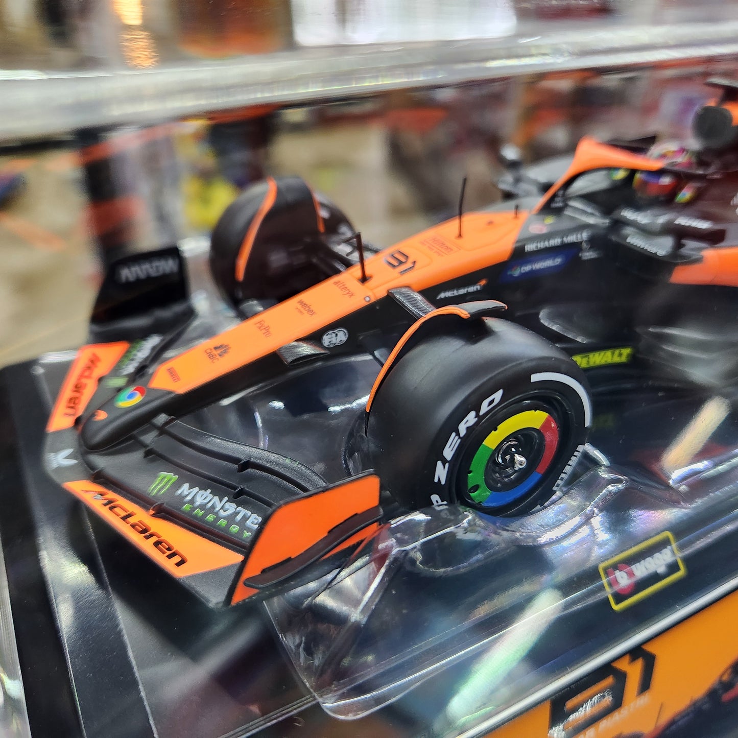Bburago - 2024 McLaren F1 MCL38 in Showcase (Miami GP) - #81 Oscar Piastri - 1:24 Scale