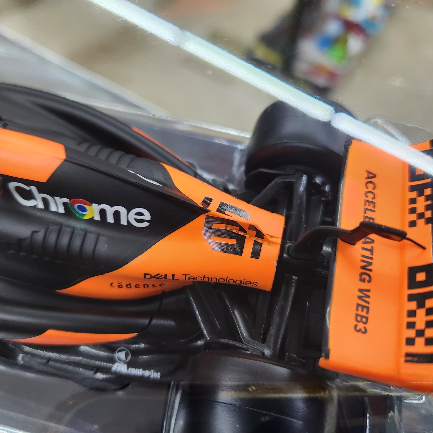 Bburago - 2024 McLaren F1 MCL38 in Showcase (Miami GP) - #81 Oscar Piastri - 1:24 Scale