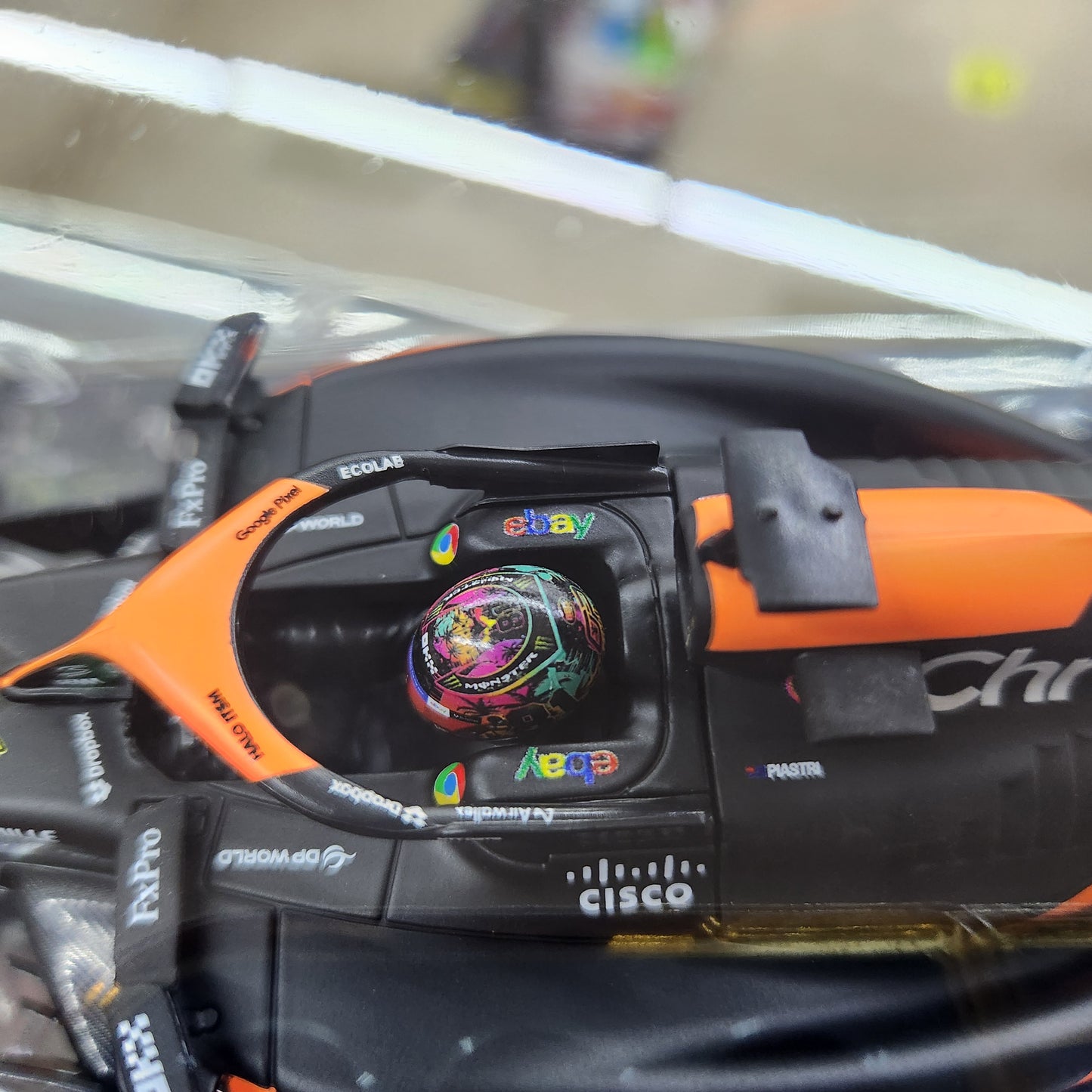 Bburago - 2024 McLaren F1 MCL38 in Showcase (Miami GP) - #81 Oscar Piastri - 1:24 Scale