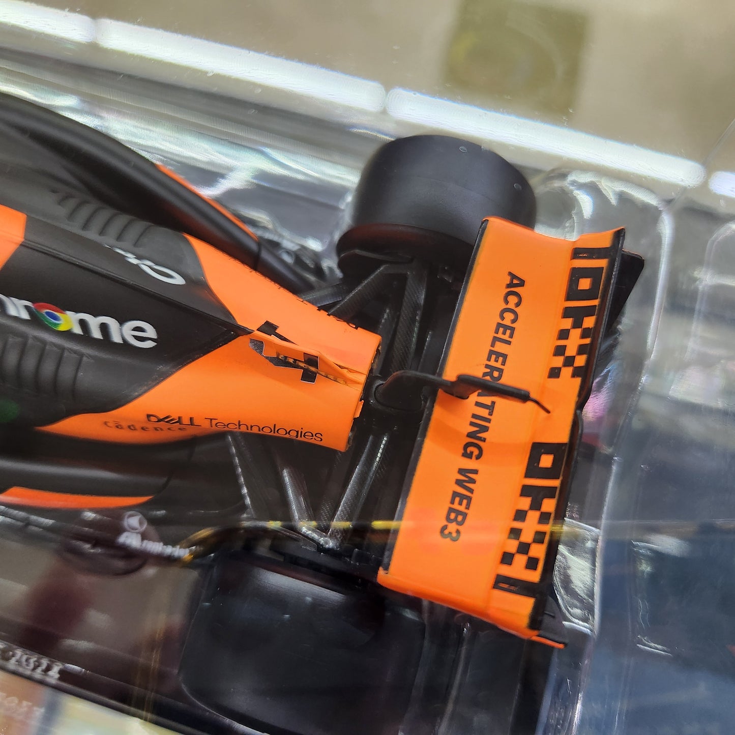 Bburago - 2024 McLaren F1 MCL38 in Showcase (Miami 2024) - #4 Lando Norris - 1:24 Scale