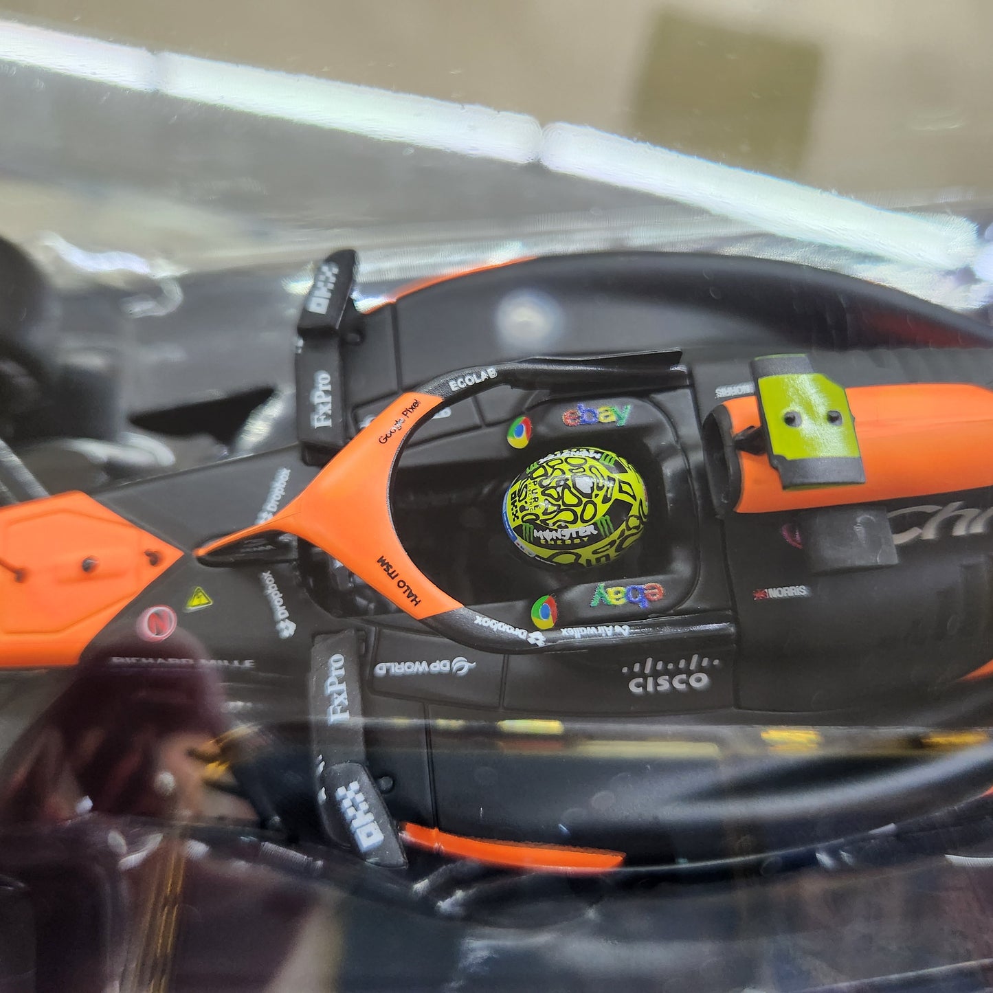 Bburago - 2024 McLaren F1 MCL38 in Showcase (Miami 2024) - #4 Lando Norris - 1:24 Scale