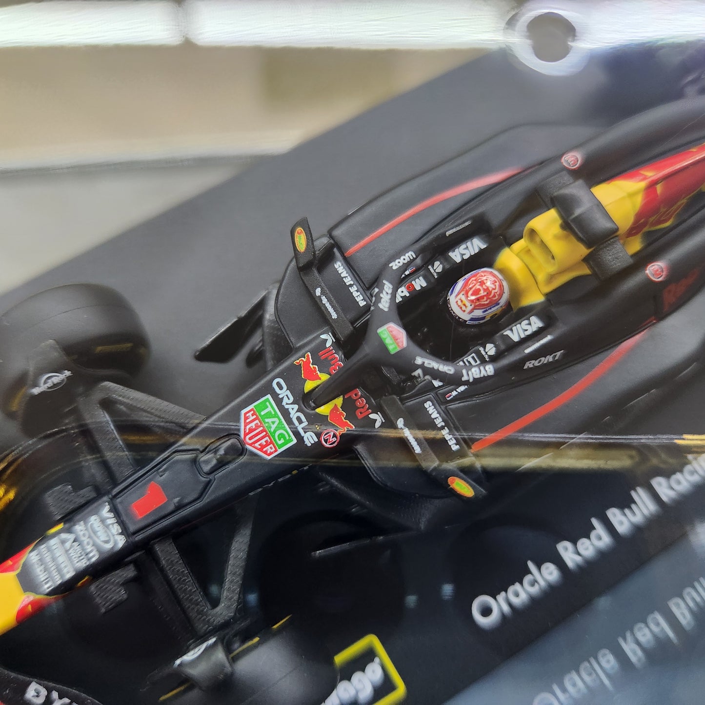 Bburago - 2024 F1 Oracle Red Bull Racing RB20 with Helmet - #1 Max Verstappen - 1:43 Scale