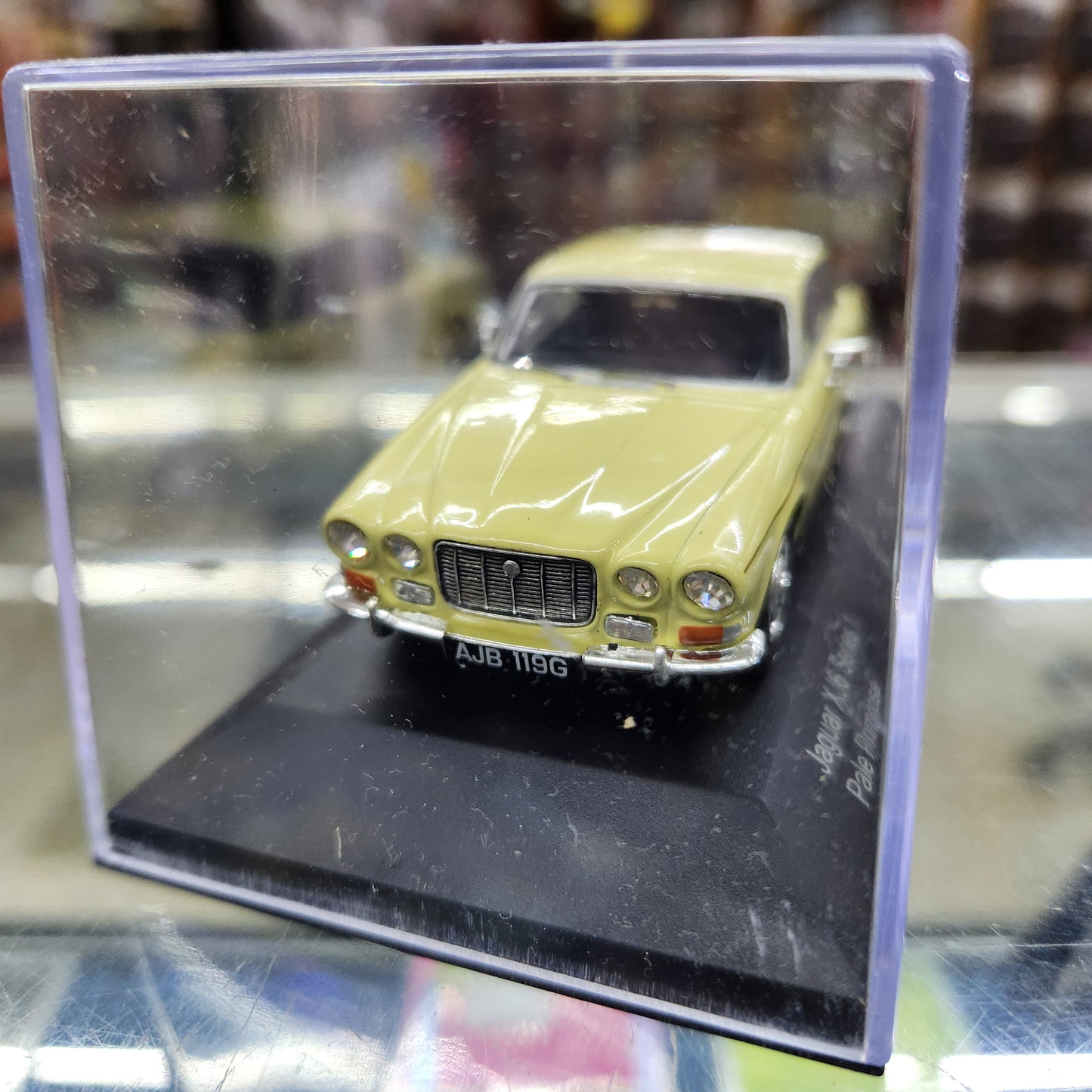 Corgi - Jaguar XJ6 Series 1 (Pale Primrose) - 1:43 Scale
