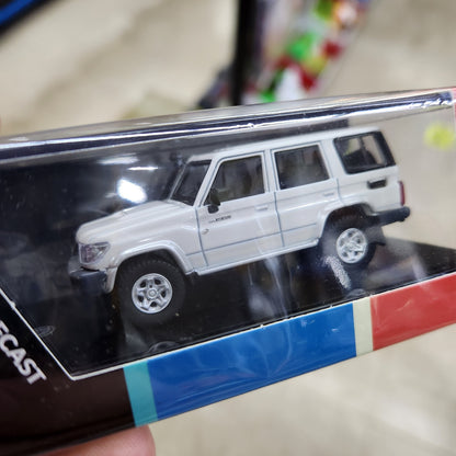 Para64 - Toyota Land Cruiser LC76 (French Vanilla) - 1:64 Scale
