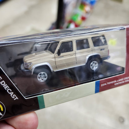 Para64 - Toyota Land Cruiser 76 (Vintage Gold) - 1:64 Scale