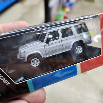 Para64 - Toyota Land Cruiser LC76 (Silver Pearl) - 1:64 Scale