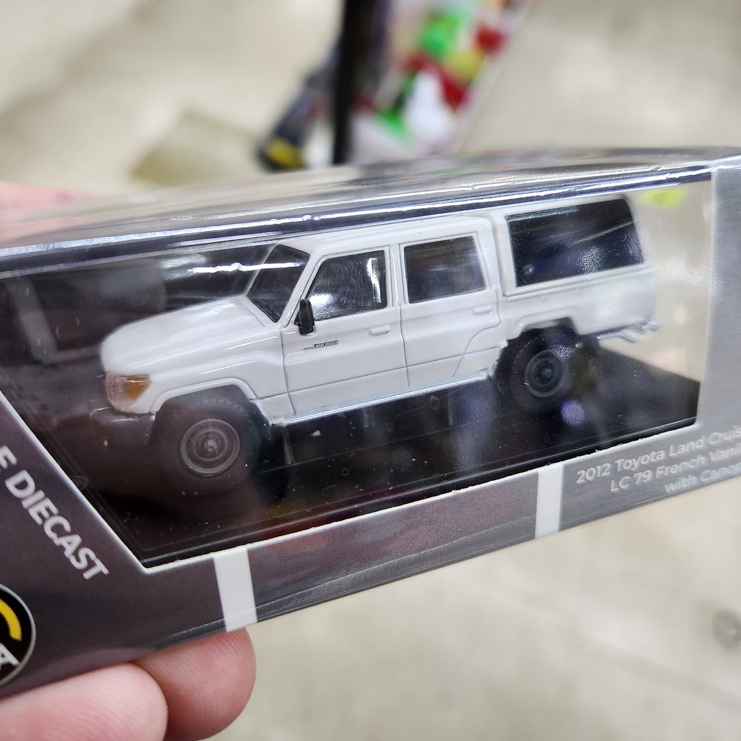 Para64  - Toyota Land Cruiser LC79 with Canopy (French Vanilla) - 1:64 Scale