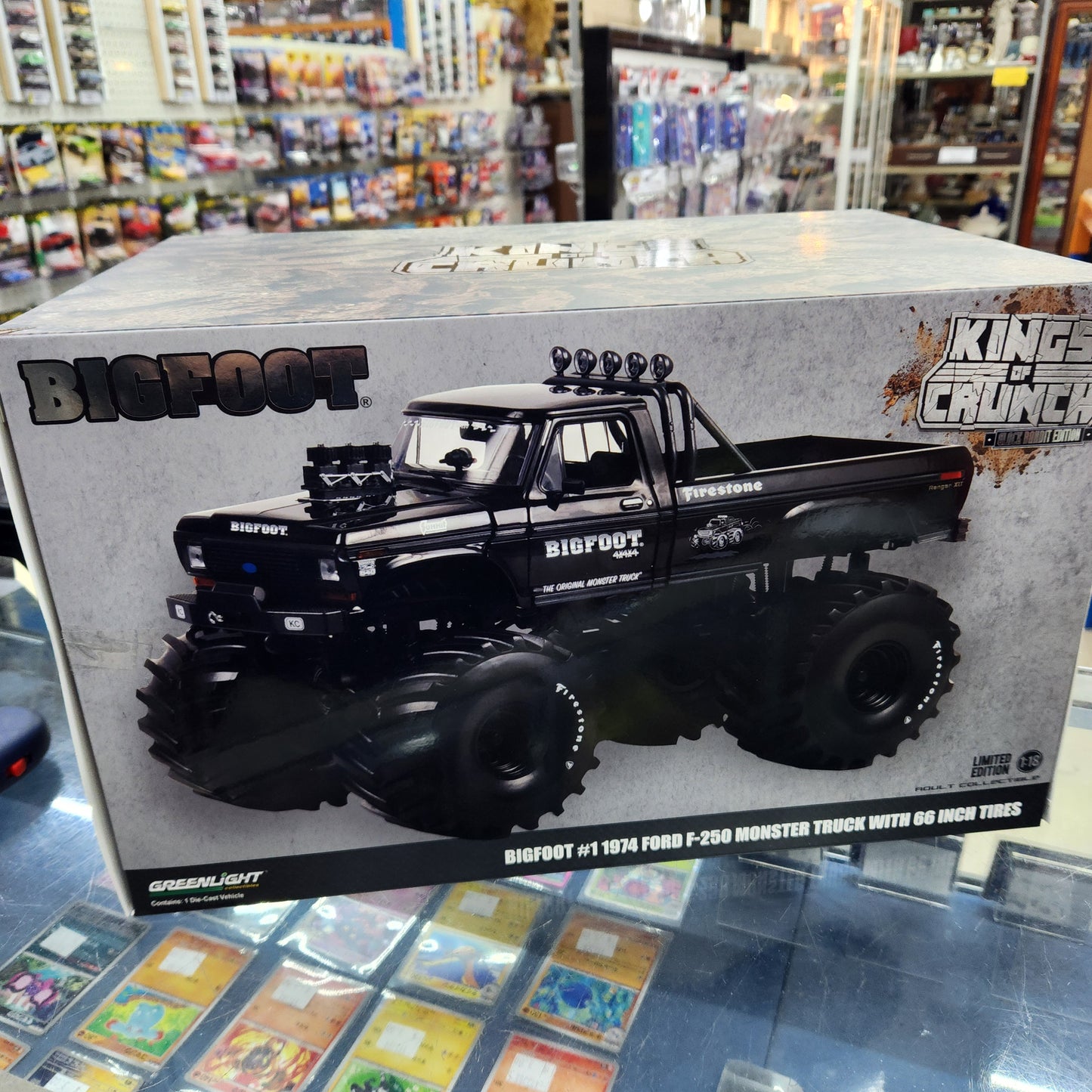 Greenlight - 1974 Ford F-250 Monster Truck 'Bigfoot #1' - Black Bandit Edition Kings of Crunch - 1:18 Scale