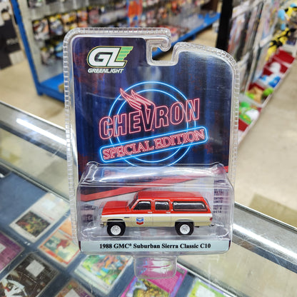 Greenlight - Chevron Special Edition Series 1 - 1988 GMC Suburban Sierra Classic C10 - 1:64 Scale