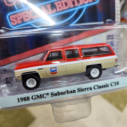 Greenlight - Chevron Special Edition Series 1 - 1988 GMC Suburban Sierra Classic C10 - 1:64 Scale
