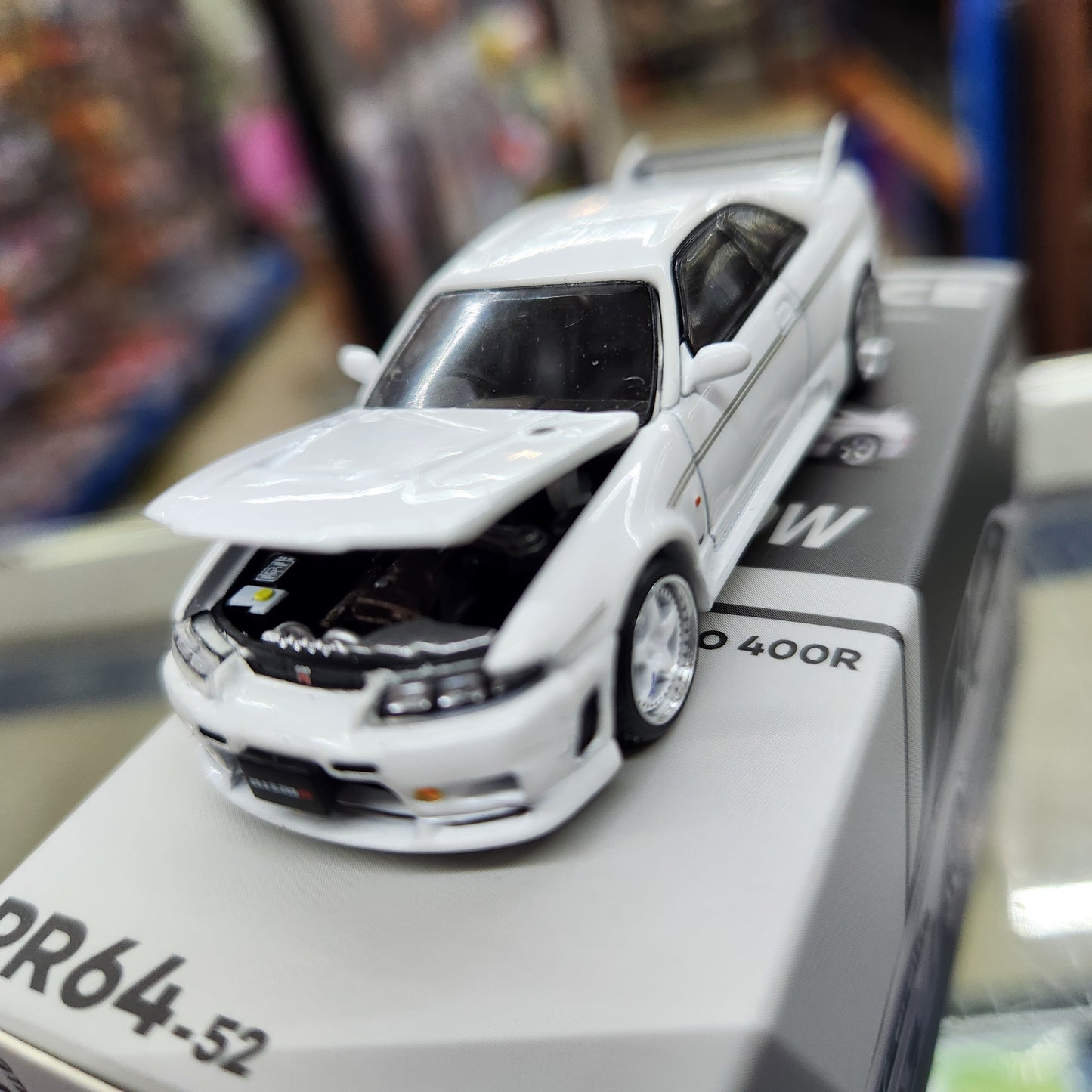 Pop Race - Nissan Skyline GT-R (R33) 400R (White) - 1:64 Scale
