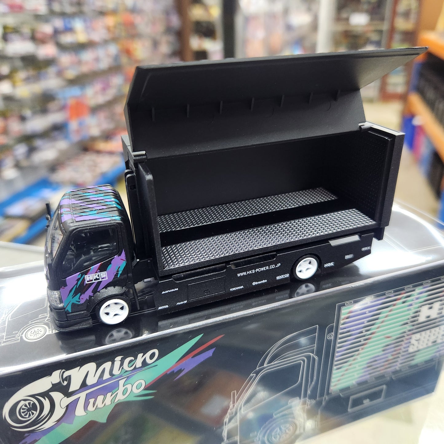 Micro Turbo - Custom Tow Truck (Wing Style) 'HKS Livery' - 1:64 Scale