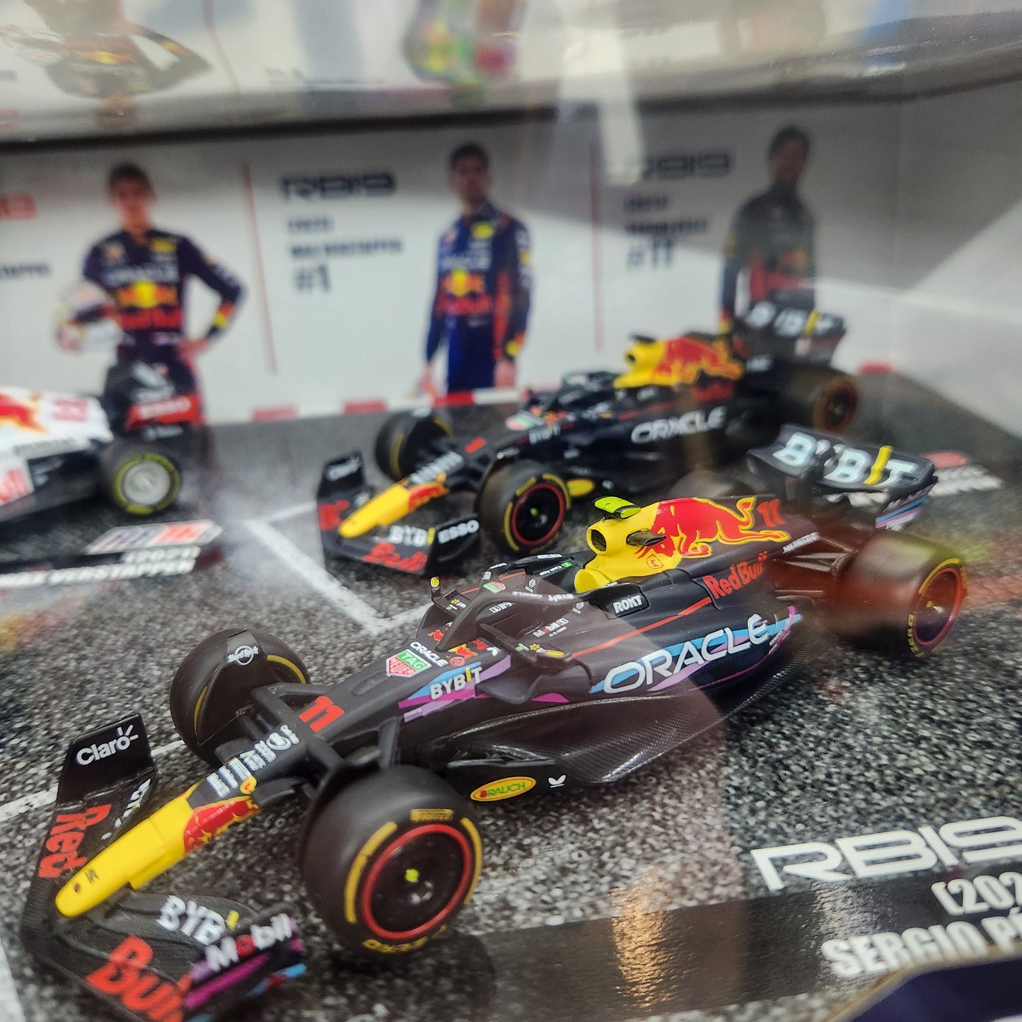 Bburago - Red Bull Racing #1 Max Verstappen / #11 Sergio Perez - 4 Car Gift Set - 1:43 Scale