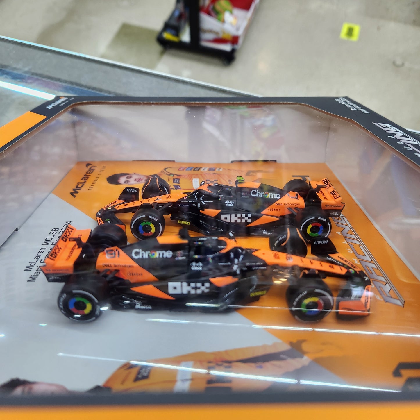 Bburago - 2024 McLaren MCL38 F1 (2 Car Gift Pack) - 1:43 Scale