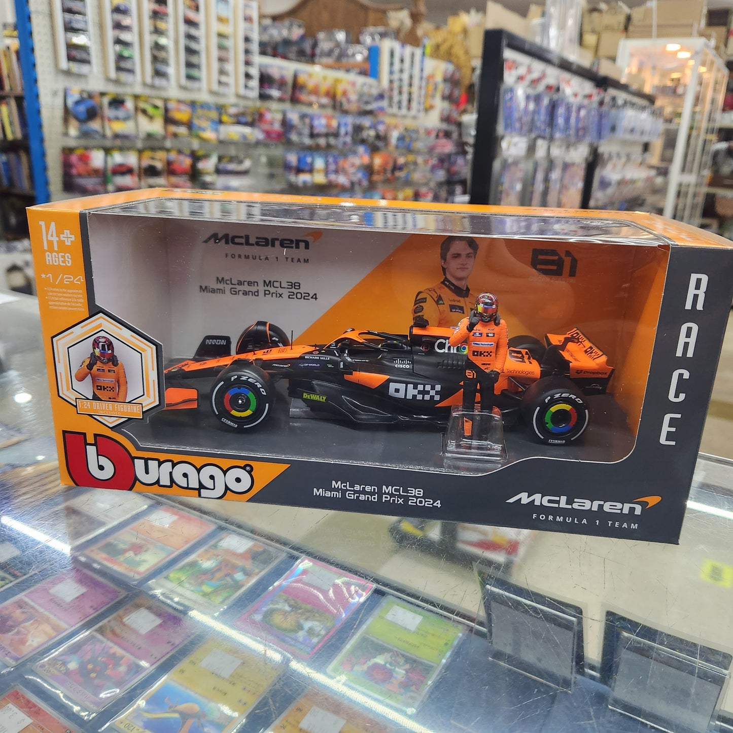 Bburago - 2024 McLaren F1 MCL38 - With #81 Oscar Piastri Figurine - 1:24 Scale