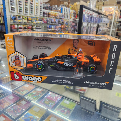 Bburago - 2024 McLaren F1 MCL38 - With #81 Oscar Piastri Figurine - 1:24 Scale