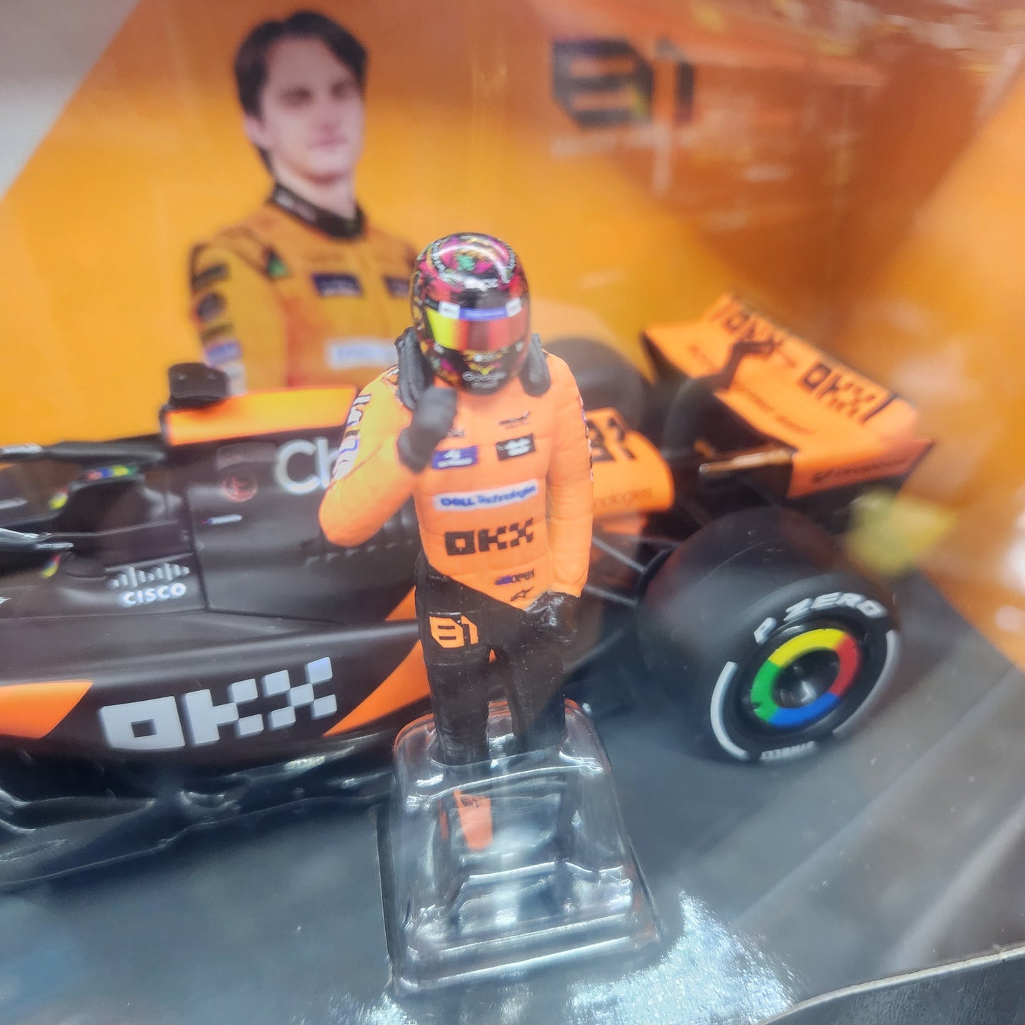 Bburago - 2024 McLaren F1 MCL38 - With #81 Oscar Piastri Figurine - 1:24 Scale