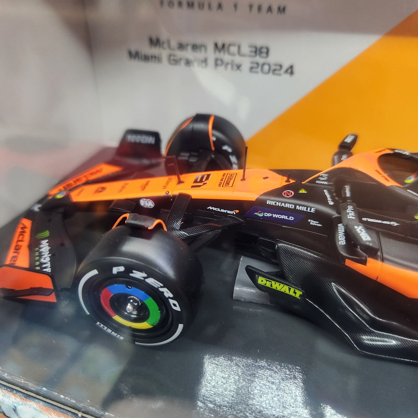Bburago - 2024 McLaren F1 MCL38 - With #81 Oscar Piastri Figurine - 1:24 Scale