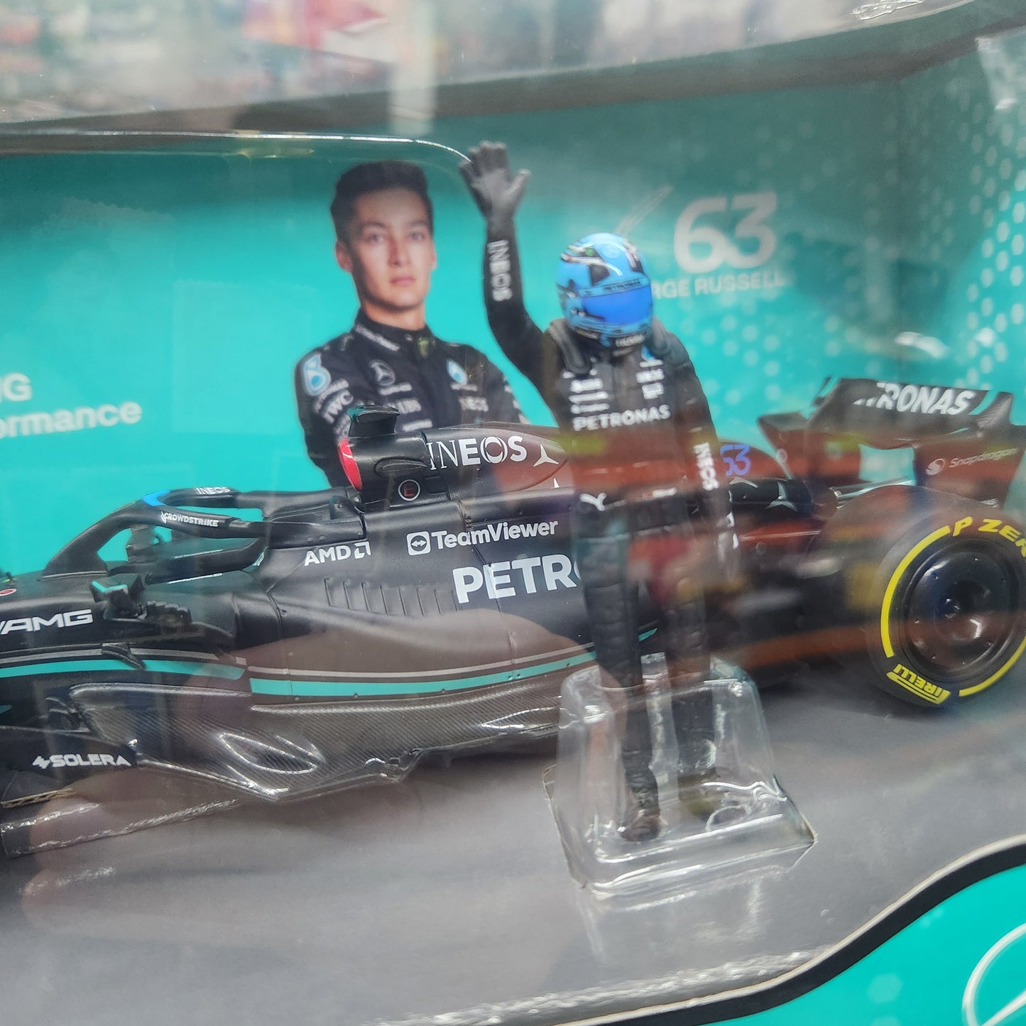 Bburago - 2023 Mercedes-AMG F1 W14 - With #63 George Russell Figurine  - 1:24 Scale