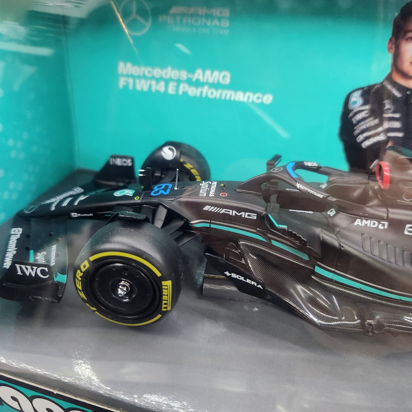 Bburago - 2023 Mercedes-AMG F1 W14 - With #63 George Russell Figurine  - 1:24 Scale