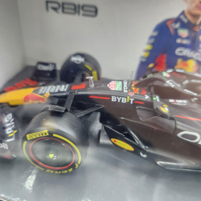 Bburago - 2023 Oracle Red Bull Racing RB19 - With #1 Max Verstappen Figurine 1:24 Scale