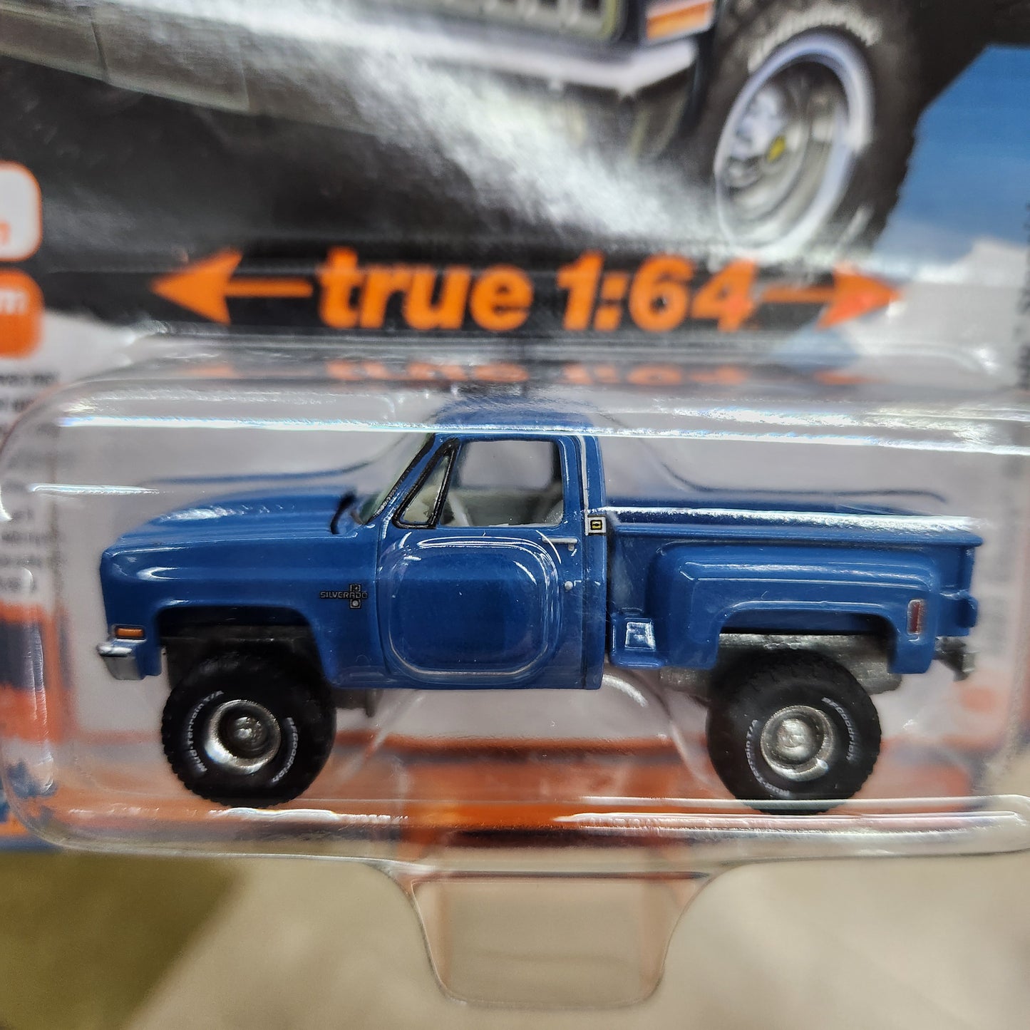Auto World - 2024 R3 Vers. A Premium Series - 1981 Chevy Silverado Stepside