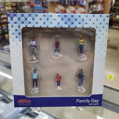American Diorama - Diecast Figures 'Family Day'Set - 1:64 Scale