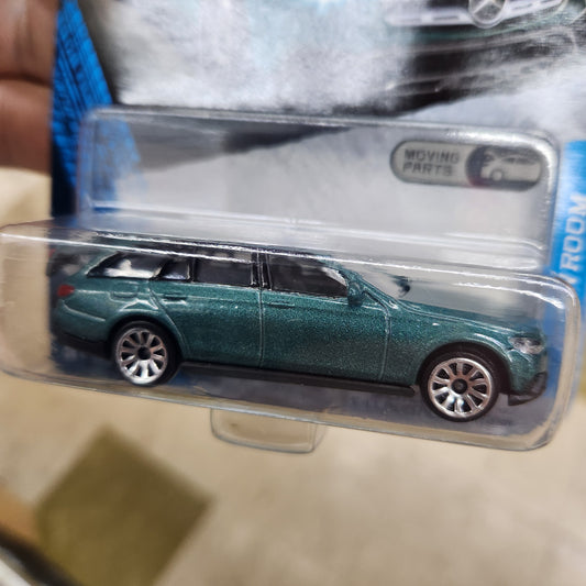 Majorette - Showroom Series Premium Cars - Mercedes-Benz E-Class All Terrain (Cascade Green)