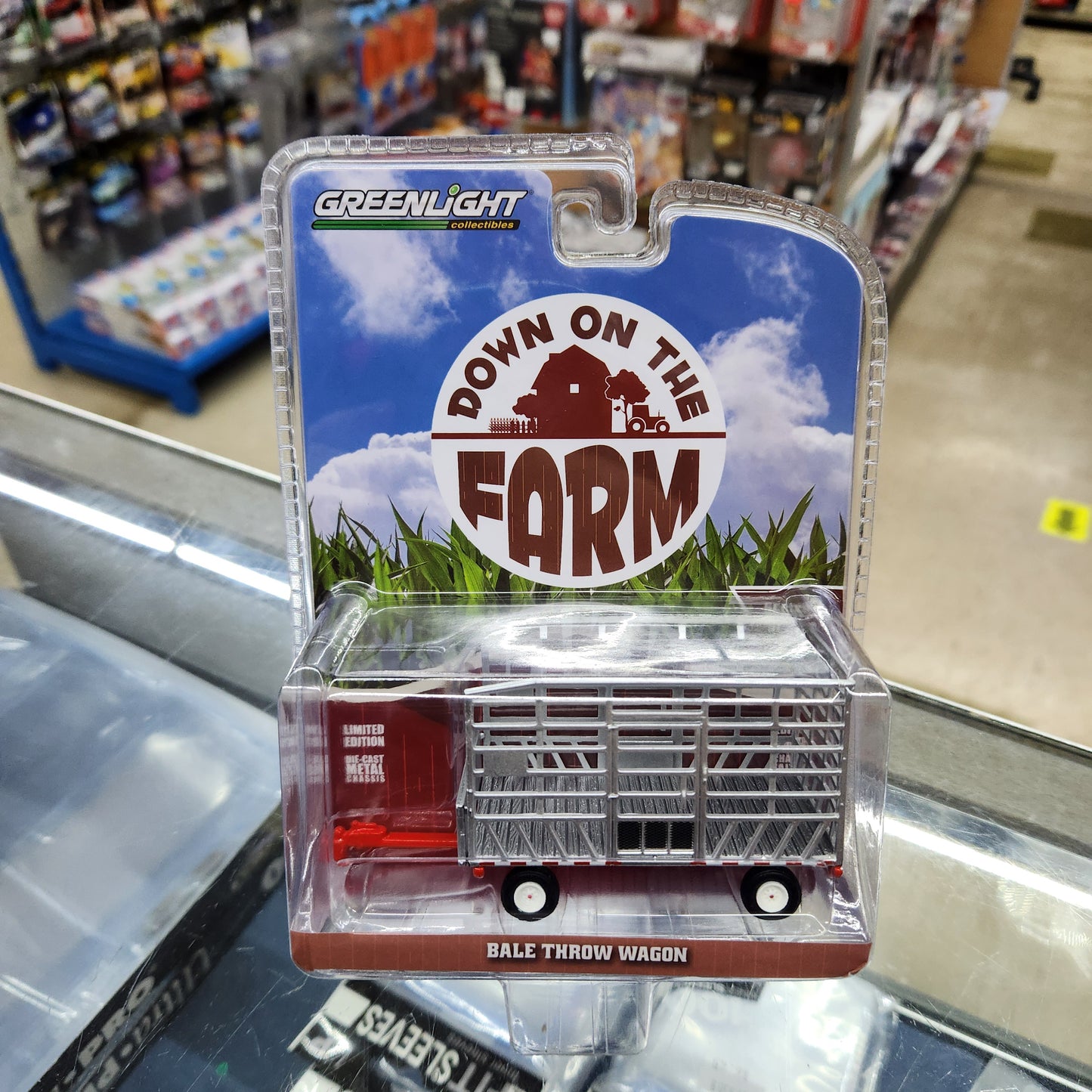 Greenlight - 'Down on the Farm' Series 9 - Bale Throw Wagon - 1:64 Scale