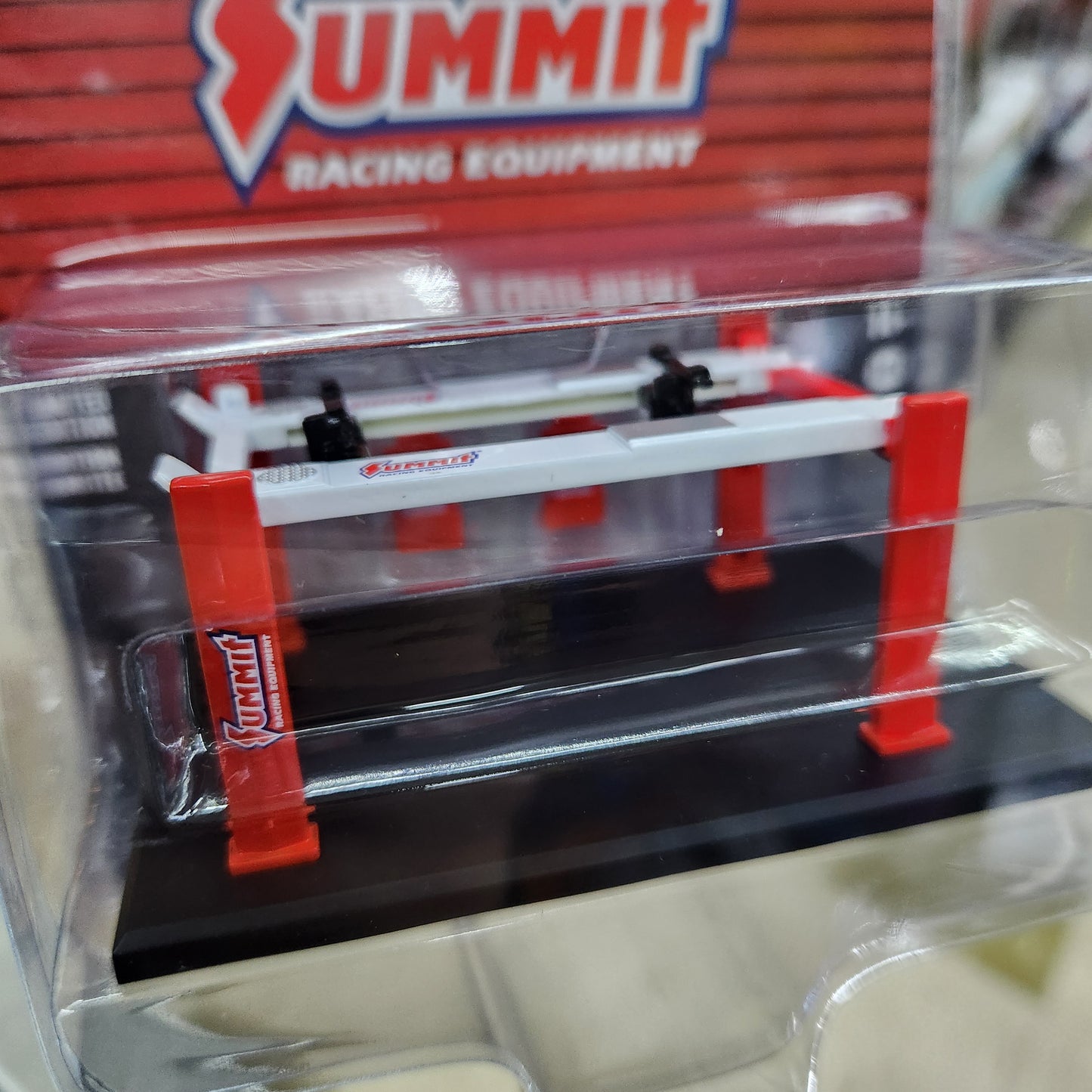 Greenlight - Adjustable Four Post Lift 'Summit Racing' - 1:64 Scale