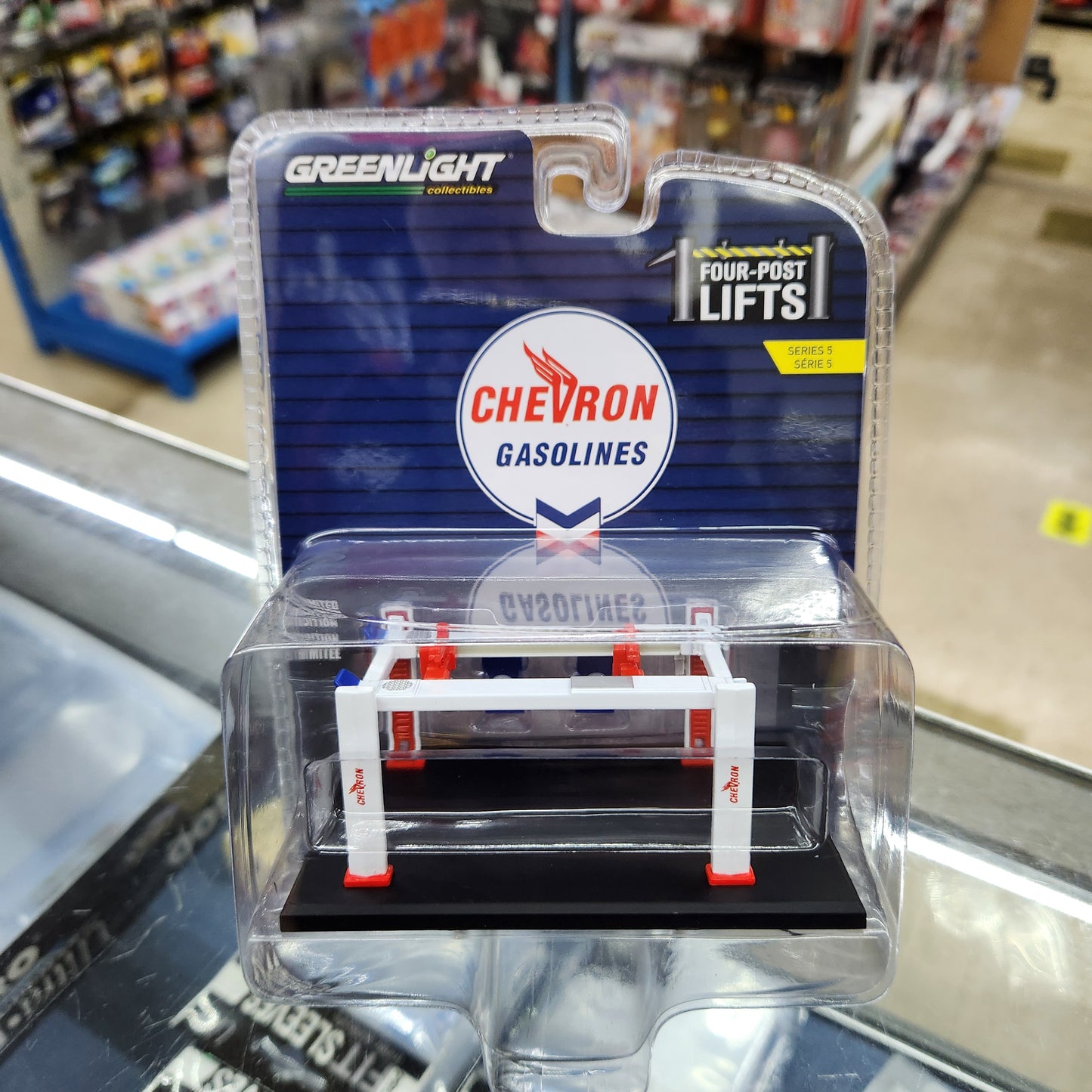 Greenlight - Adjustable Four Post Lift 'Chevron Gasoline' - 1:64 Scale
