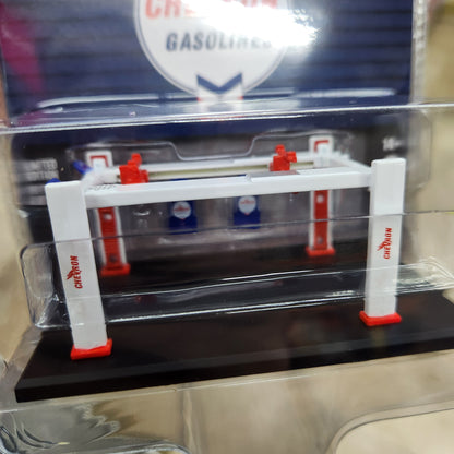 Greenlight - Adjustable Four Post Lift 'Chevron Gasoline' - 1:64 Scale