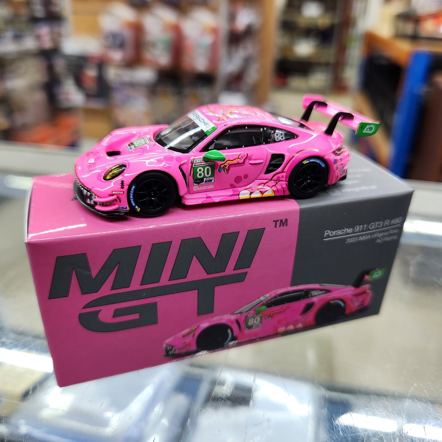 MiniGT - Porsche 911 (992) GT3 #80 AO Racing 2023 Roxy (Pink)