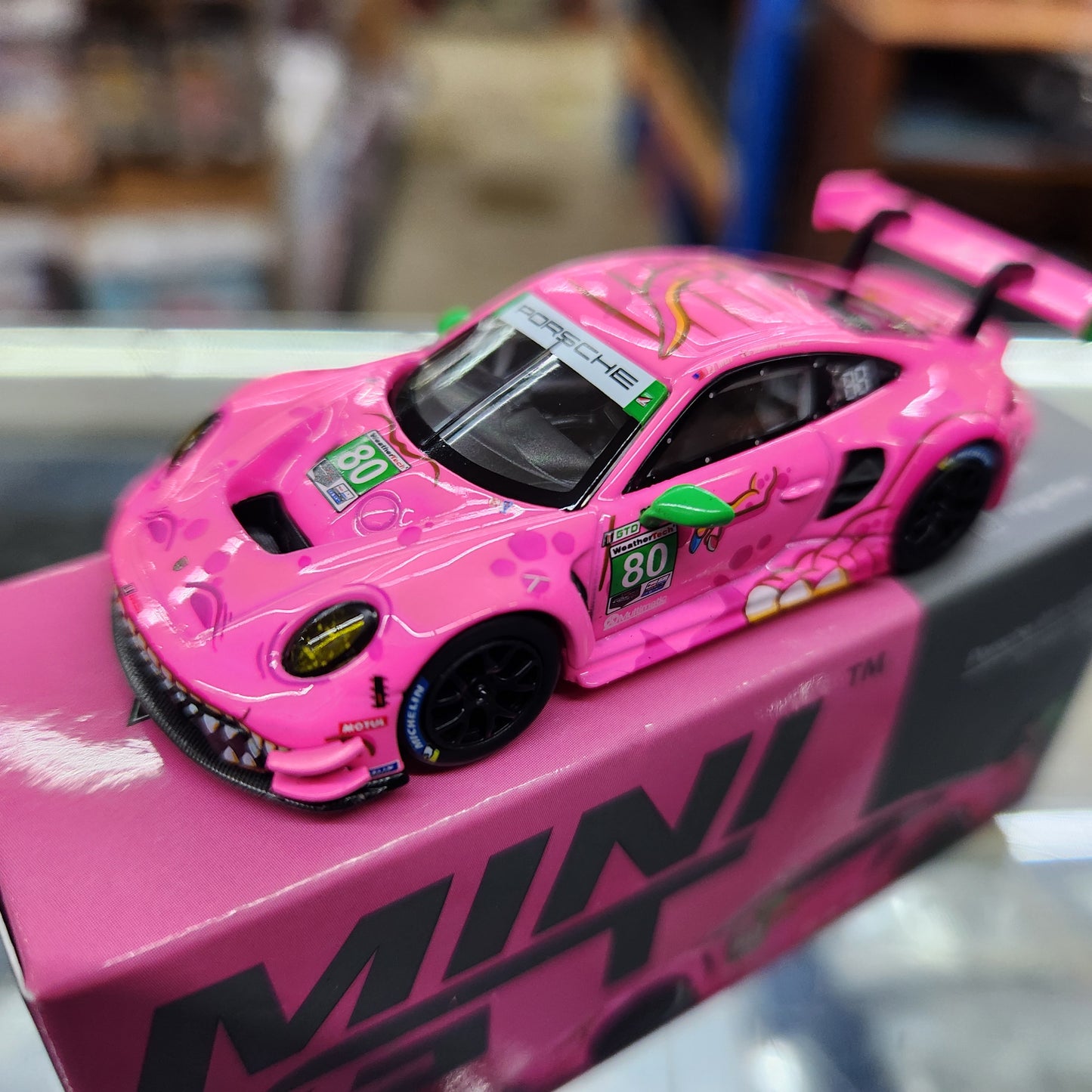 MiniGT - Porsche 911 (992) GT3 #80 AO Racing 2023 Roxy (Pink)