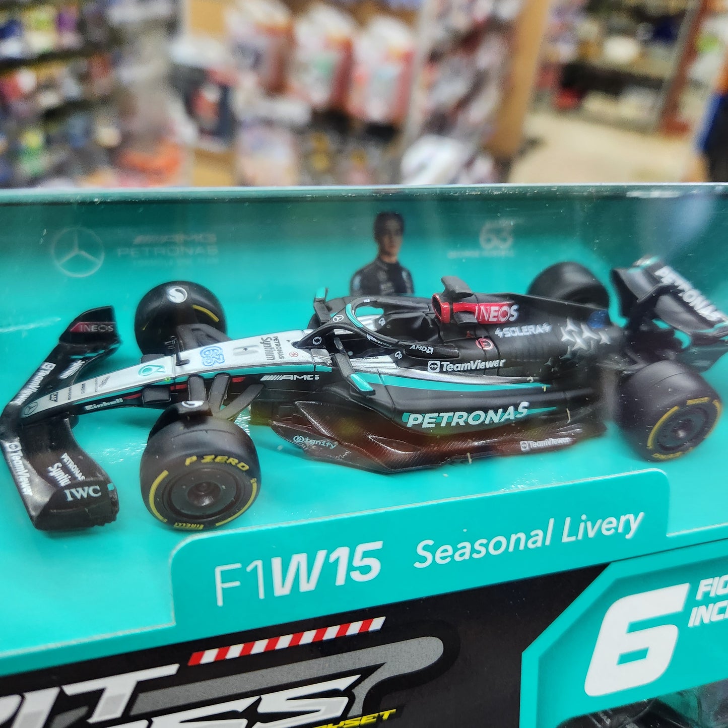 Bburago - 2024 Mercedes-AMG F1 Pit Pass Playset - #63 George Russell - 1:43 Scale