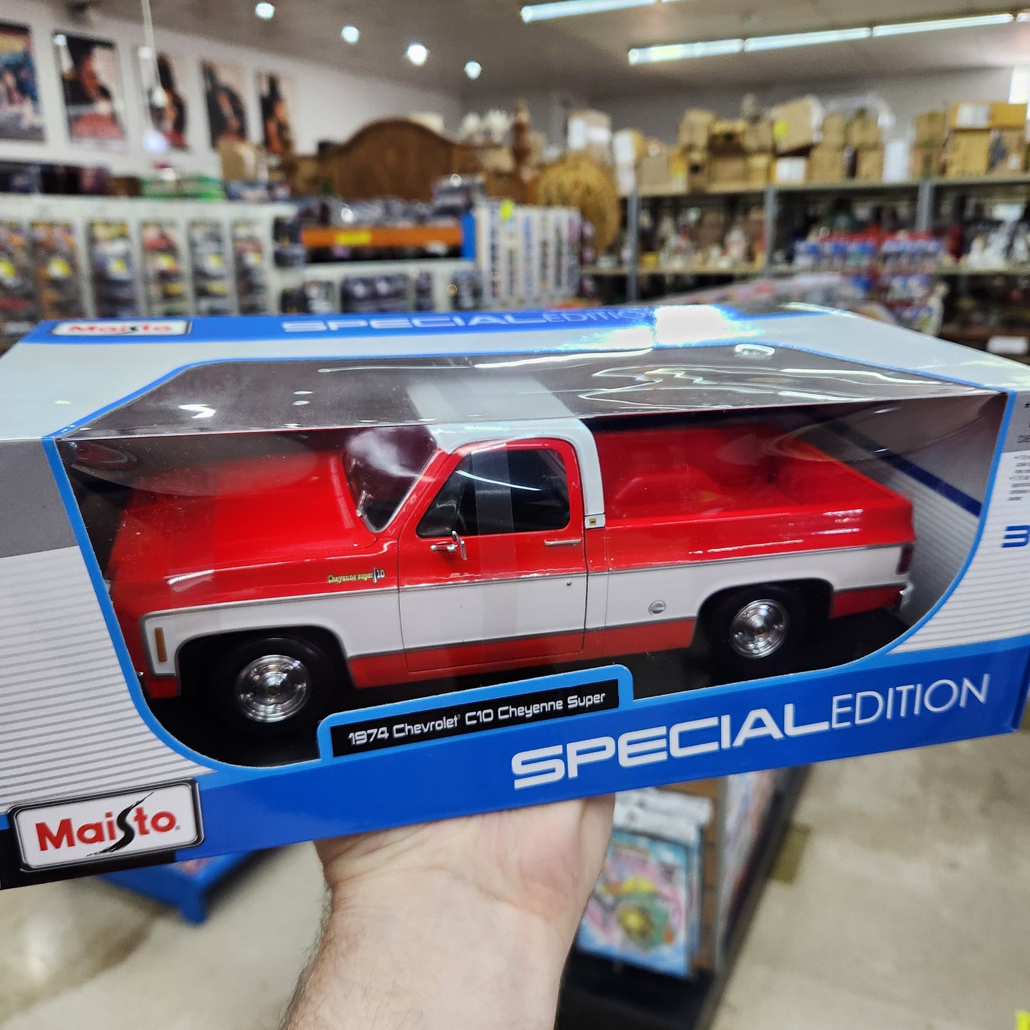 Maisto - Premiere Edition - 1974 Chevrolet C10 Cheyenne Super (Red) - 1:18 Scale