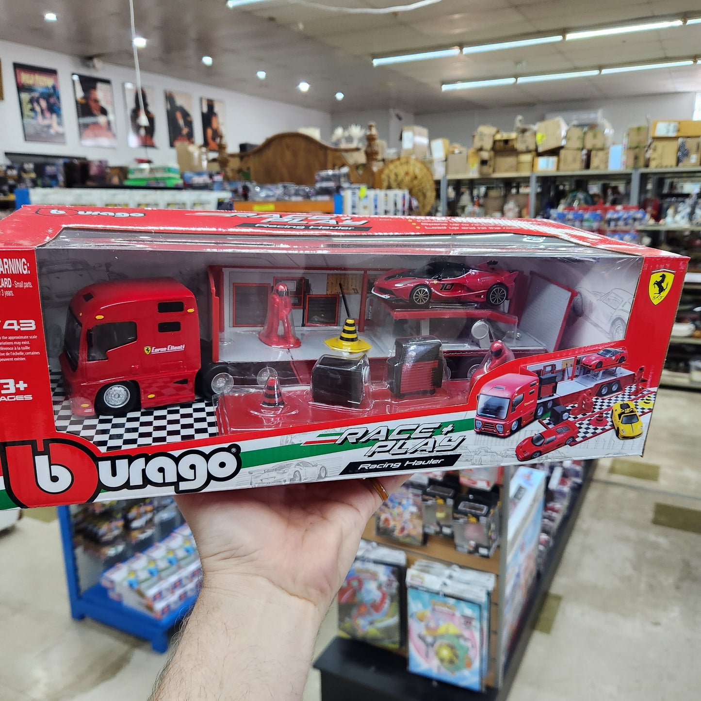 Bburago - Ferrari Race & Play - Ferrari Racing Hauler with Car & Accessories - 1:43 Scale