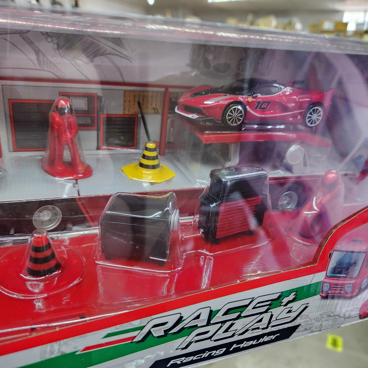 Bburago - Ferrari Race & Play - Ferrari Racing Hauler with Car & Accessories - 1:43 Scale