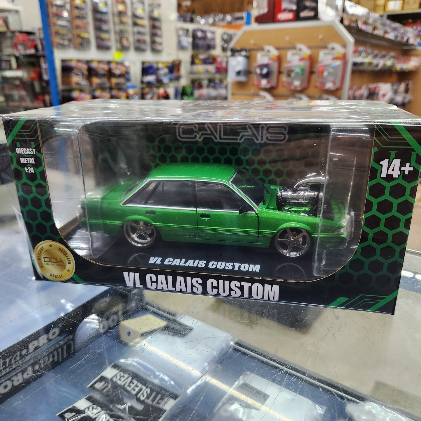 DDA - Holden VL Supercharged Calais (Osiris Green) - 1:24 Scale