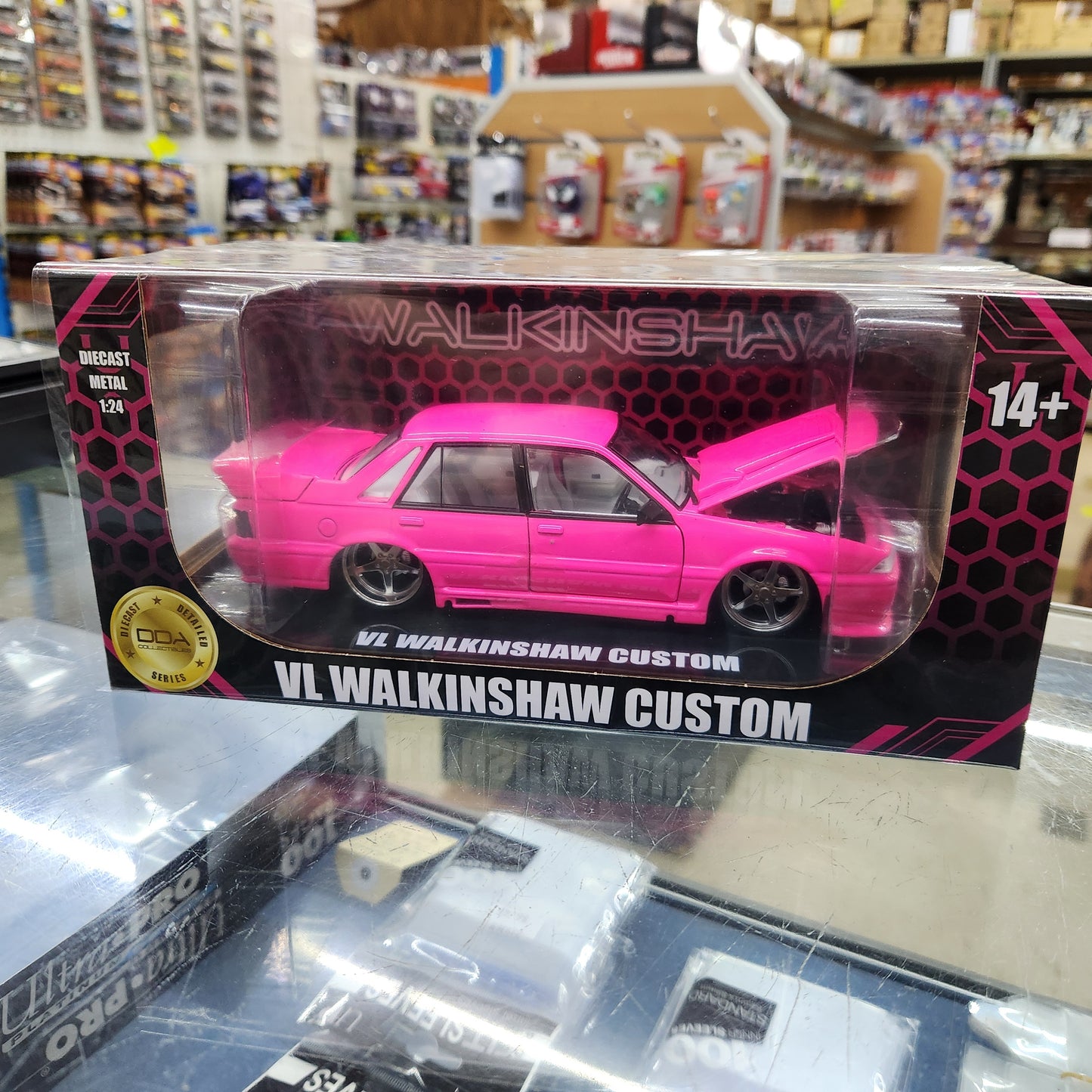 DDA - Holden VL Walkinshaw (Hot Pink) - 1:24 Scale