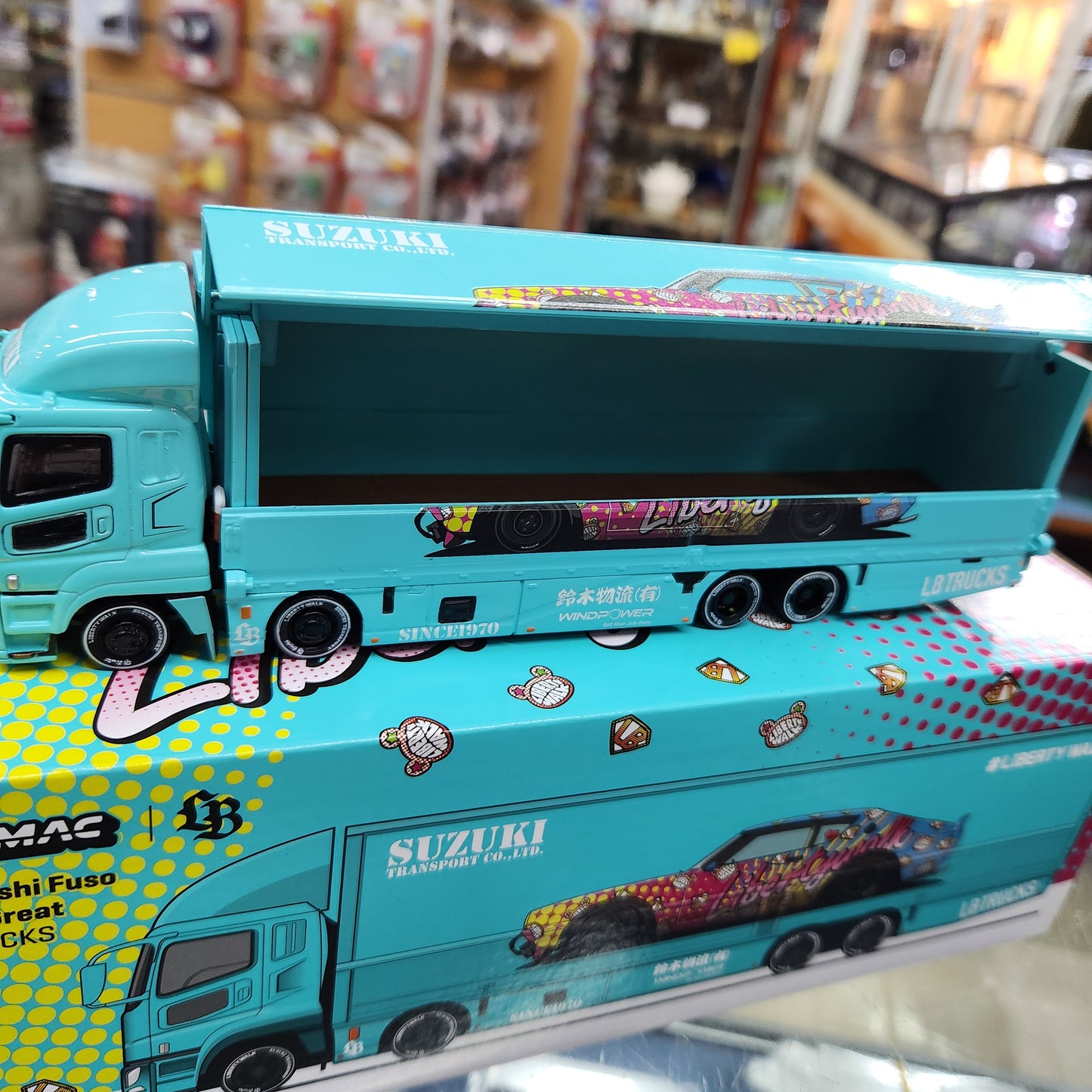 Tarmac Works - Mitsubishi Fuso Super Great 'Liberty Walk' - 1:64 Scale