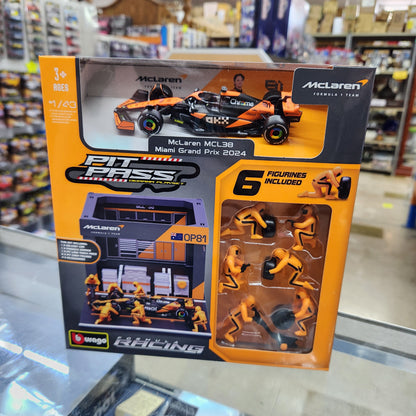 Bburago - 2024 McLaren F1 Pit Pass Playset - #81 Oscar Piastri - 1:43 Scale