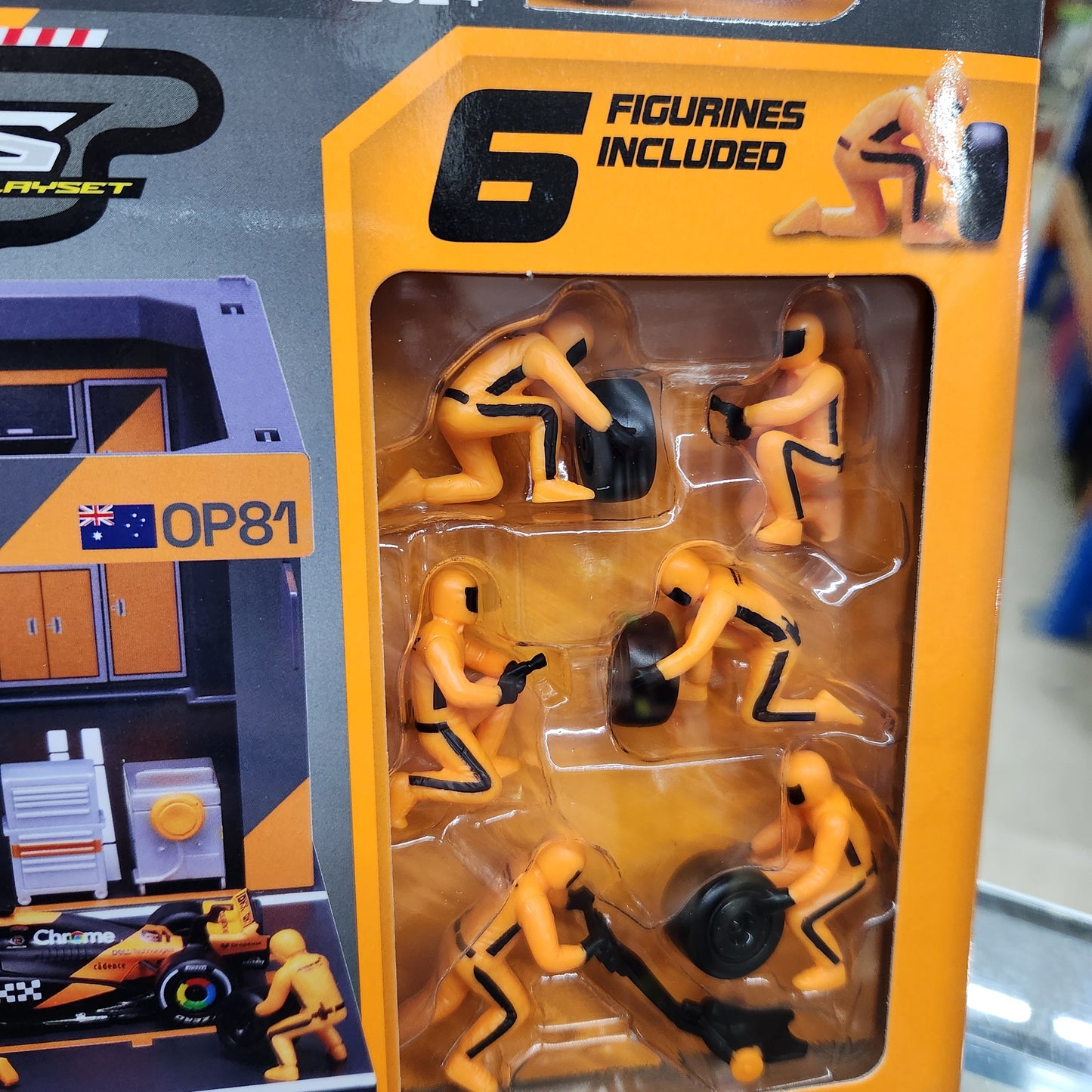 Bburago - 2024 McLaren F1 Pit Pass Playset - #81 Oscar Piastri - 1:43 Scale