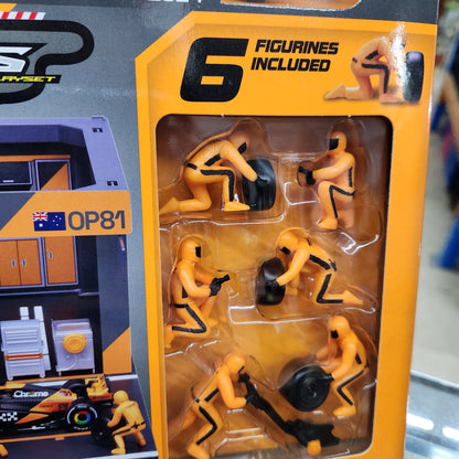 Bburago - 2024 McLaren F1 Pit Pass Playset - #81 Oscar Piastri - 1:43 Scale