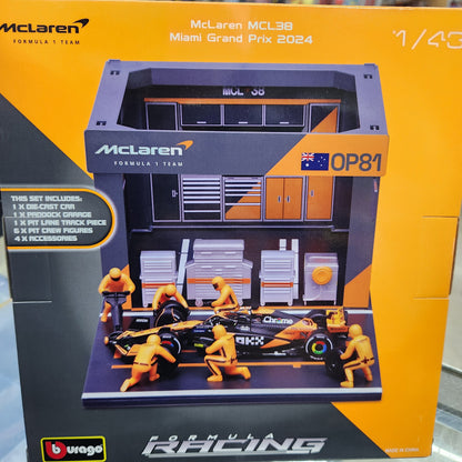 Bburago - 2024 McLaren F1 Pit Pass Playset - #81 Oscar Piastri - 1:43 Scale