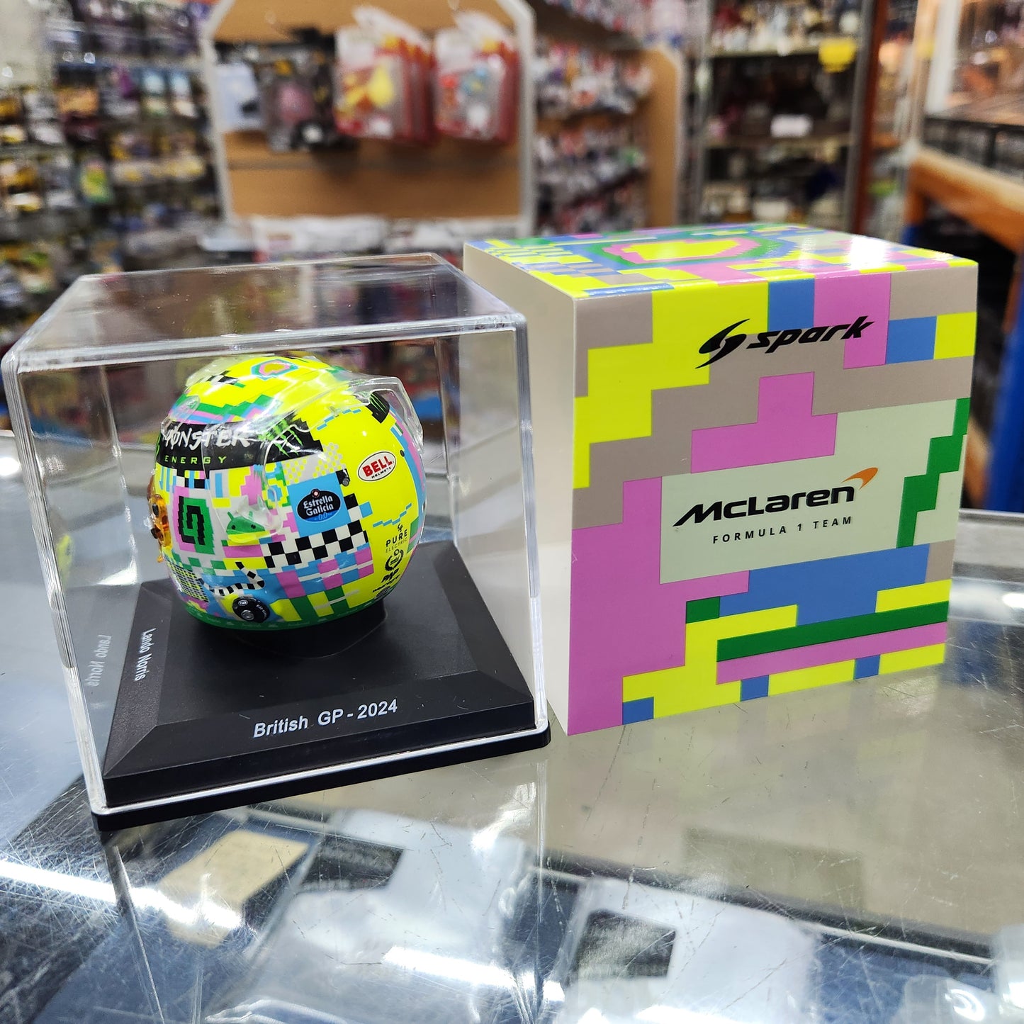 Spark Helmets - McLaren F1 Team Formula 1 - Lando Norris (Great Britain 2024) - 1:5 Scale