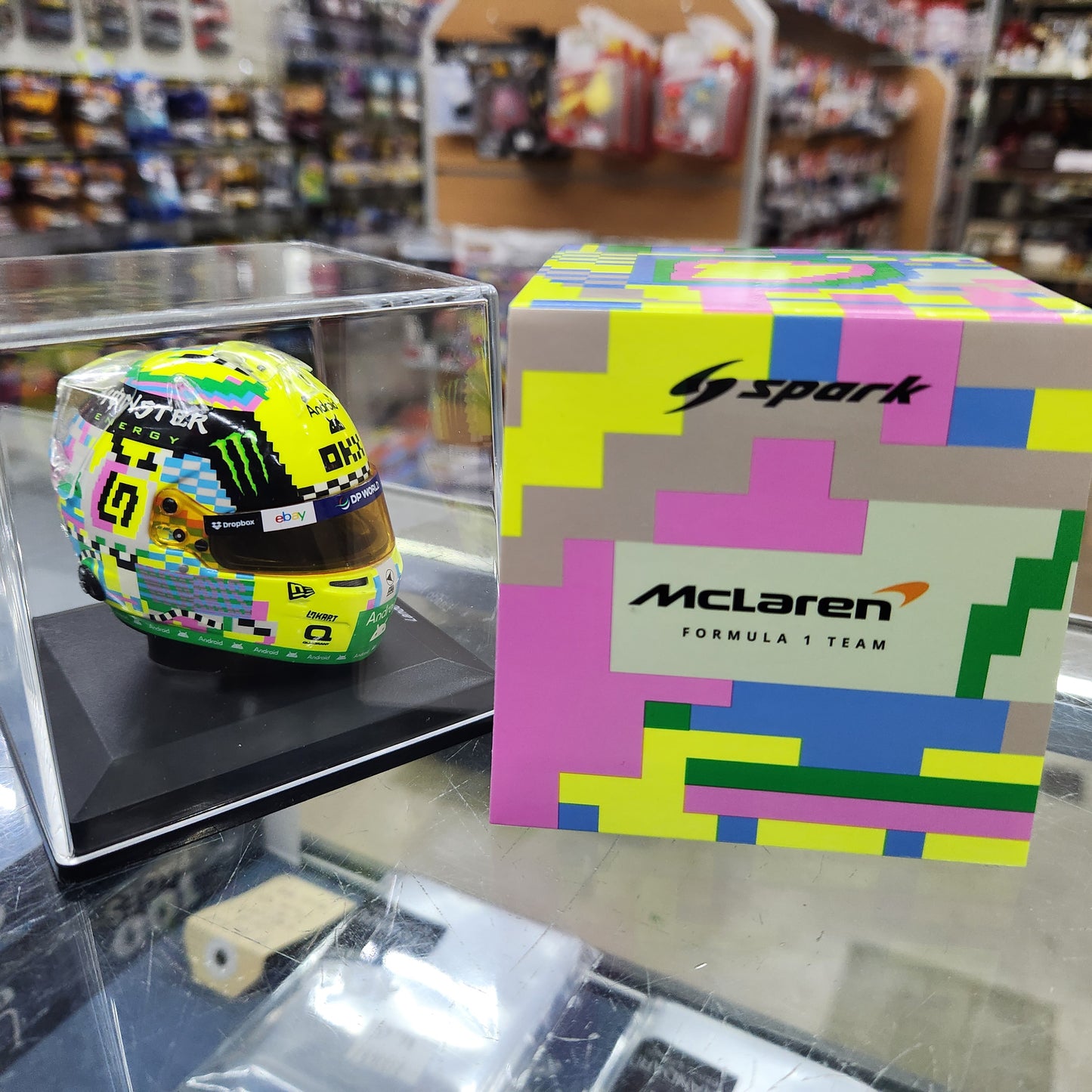 Spark Helmets - McLaren F1 Team Formula 1 - Lando Norris (Great Britain 2024) - 1:5 Scale