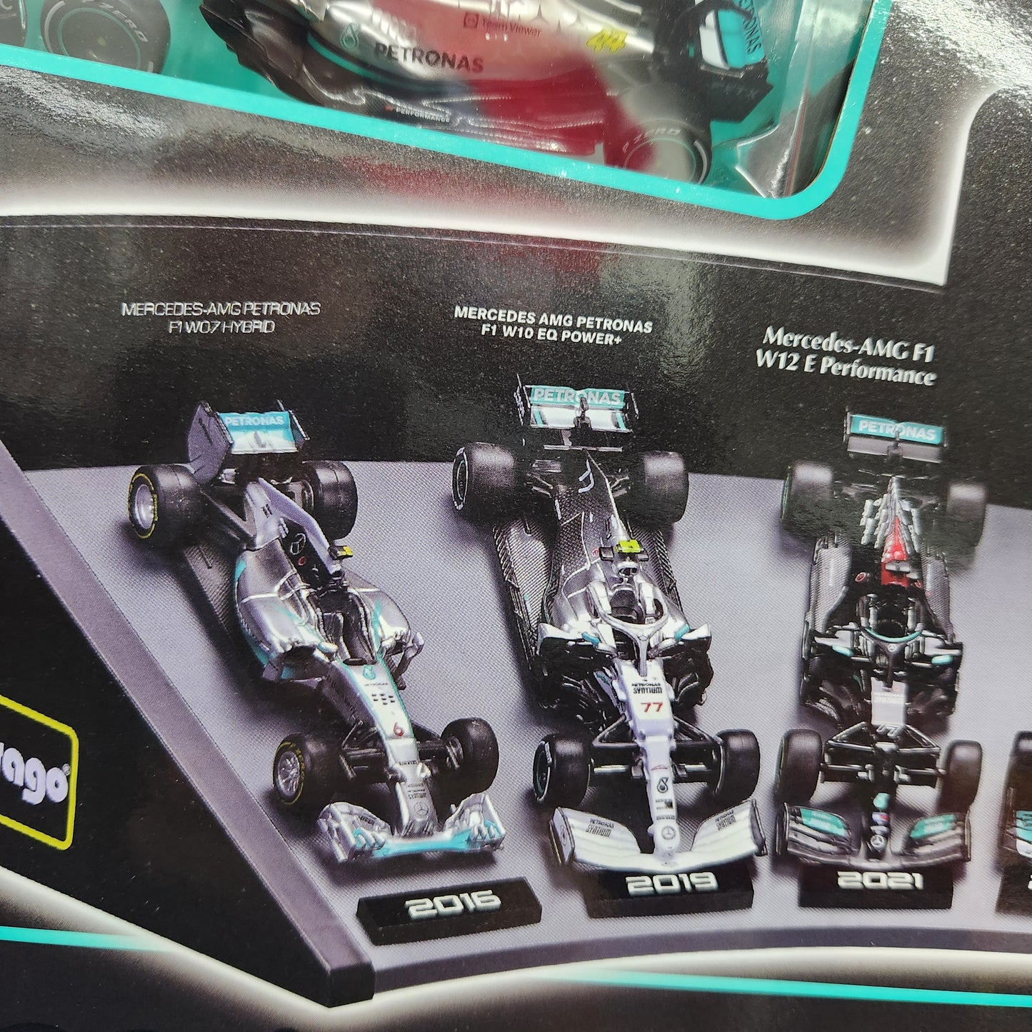 Bburago - Formula Racing - Mercedes-AMG F1 Team - 7 Car Display - 1:43 Scale