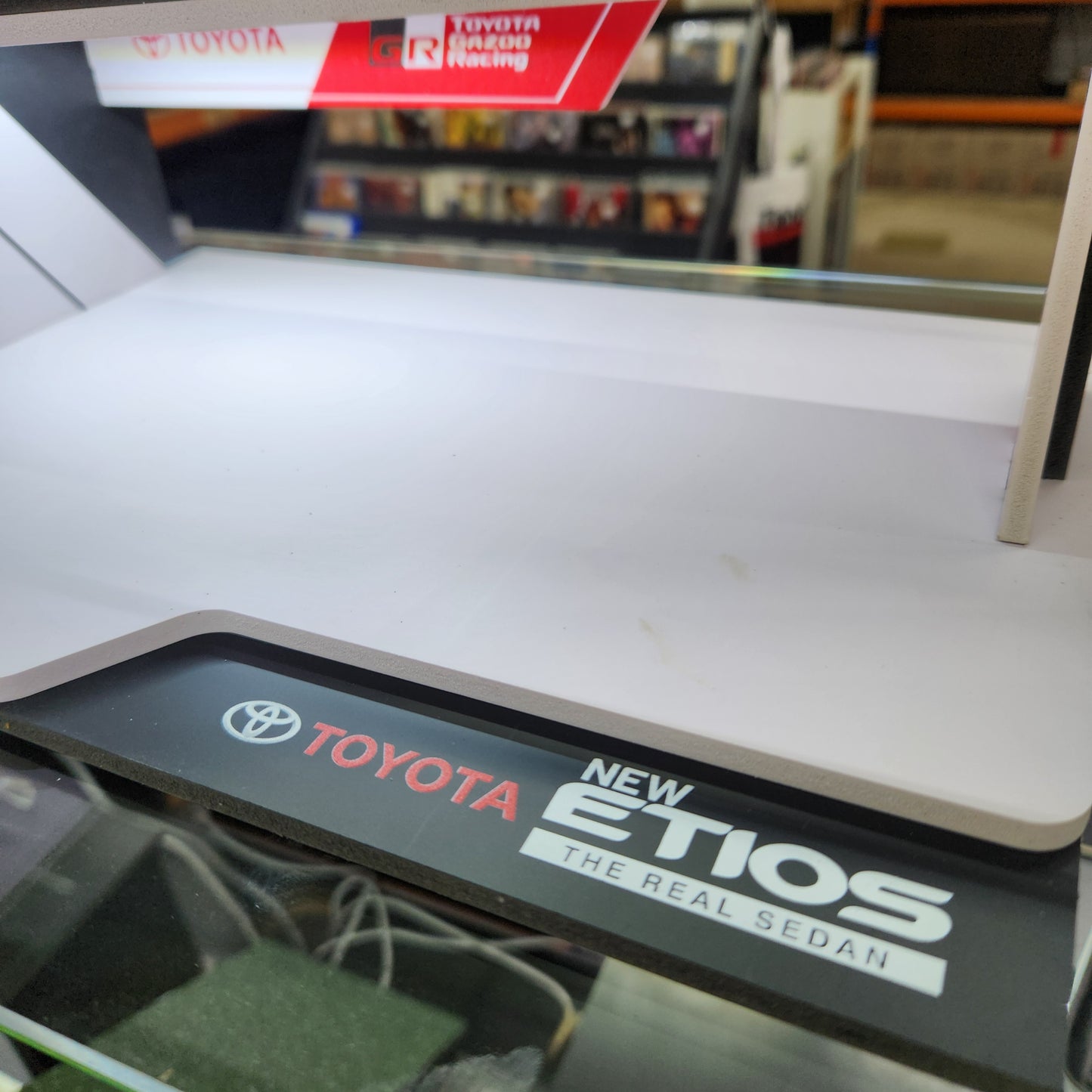 Moreart - Toyota Booth Diorama (Battery Operated) - 1:64 Scale